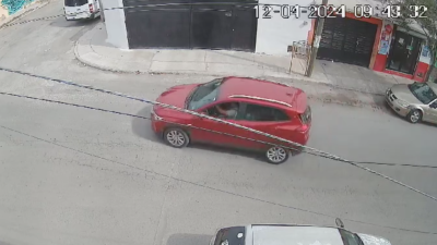 Las imágenes de seguridad proporcionadas por vecinos muestran al presunto acosador en su vehículo, una camioneta guinda Chevrolet.