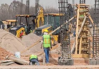 El desabasto de materiales podría retrasar obras y aumentar costos en el norte del país si persisten los cierres de pedreras en Nuevo León. El desabasto de materiales podría retrasar obras y aumentar costos en el norte del país si persisten los cierres de pedreras en Nuevo León.