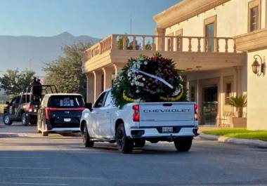 El cortejo fúnebre de Miguel Ángel Martínez partió de las capillas Renacimiento hacia la Secretaría de Seguridad Pública. El cortejo fúnebre de Miguel Ángel Martínez partió de las capillas Renacimiento hacia la Secretaría de Seguridad Pública.