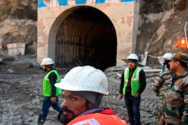 Rescatistas y funcionarios auxilian a obreros atrapados en un túnel en la India. FOTO: X