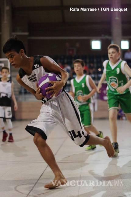 $!Niño Triqui es campeón de basquet en Europa