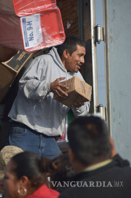 $!Chocan tráileres en carretera Saltillo-Torreón; lejos de ayudar, ejidatarios le entran con todo a la rapiña
