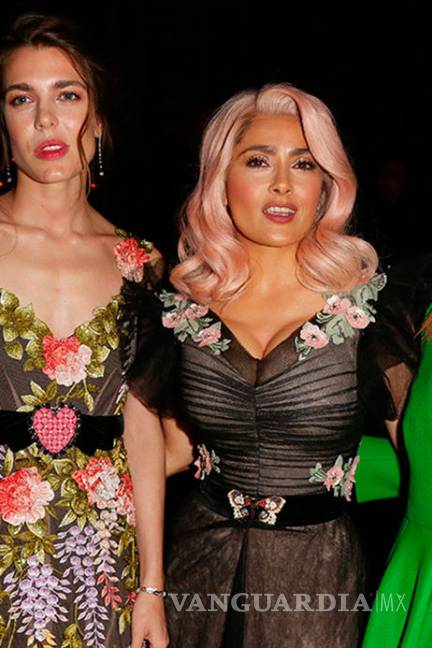 Salma Hayek sorprende en Cannes con cabello rosa $!Salma Hayek sorprende en Cannes con cabello rosa