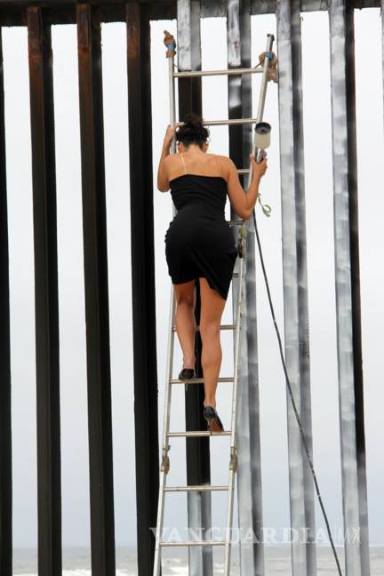 $!Artistas intentan 'borrar' parte del muro fronterizo en Arizona