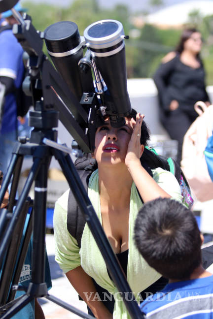 $!¡Hacen su agosto! Estudiantes venden y rentan protectores para ver el eclipse en la UAdeC