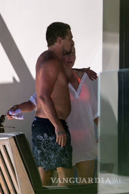 $!Leonardo DiCaprio y Kate Winslet, abrazados durante una escapada a Saint Tropez