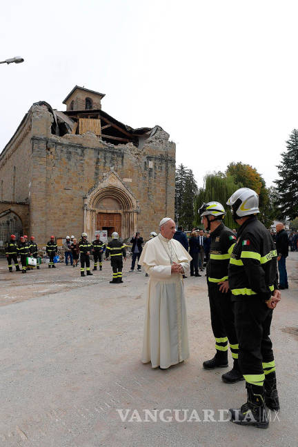 $!Papa Francisco visita de sorpresa Amatrice, pueblo italiano devastado por el terremoto (fotos)