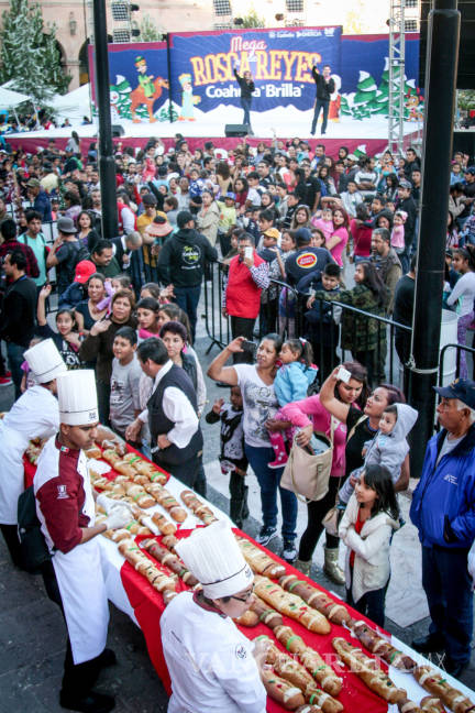 $!Saltillenses comparten gigantesca Rosca de Reyes