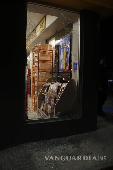 $!Asaltan con violencia tienda de conveniencia en Saltillo; se llevan cajetillas y bebidas alcohólicas