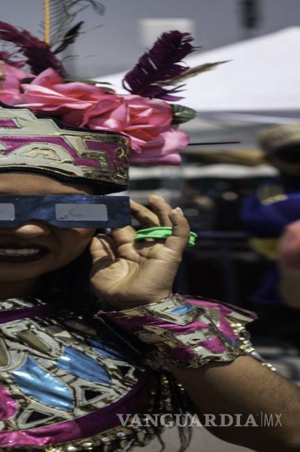 $!Decenas de capitalinos se reunieron en la plancha del Zócalo para ver el Eclipse solar que se pudo apreciar en la Ciudad de México. F