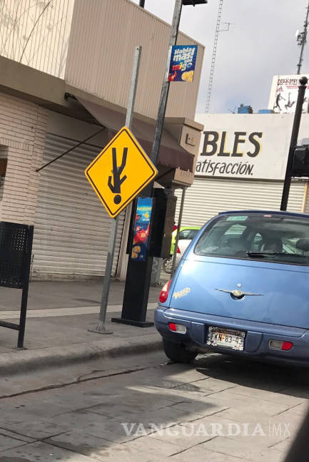 $!Inservibles botones de semáforos peatonales en Saltillo
