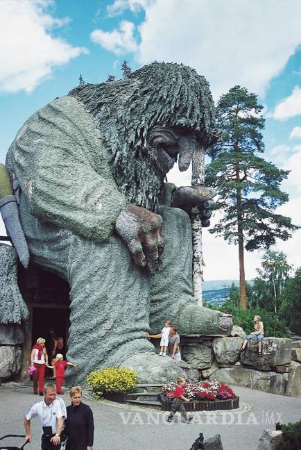 $!Gigantesca escultura de un 'troll' en Hunderfossen.