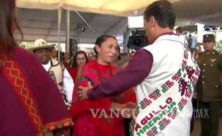 $!Indígenas regalan una limpia a Peña Nieto