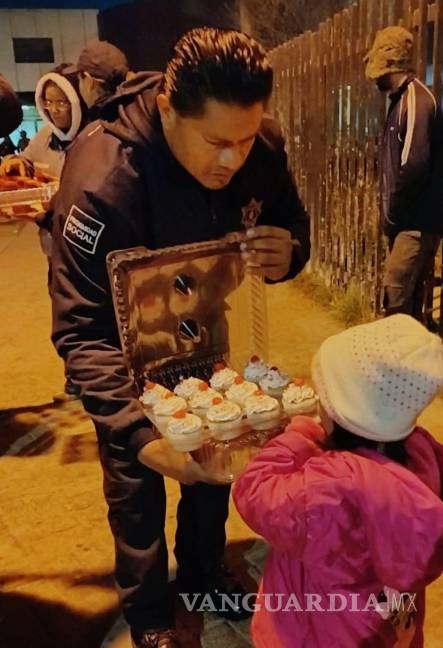 $!Los agentes de GRS entregaron pastelitos a los ciudadanos, demostrando el compromiso en acciones que van más allá de su deber habitual.