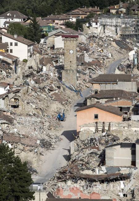 $!Cuando se cumple un año del sismo, Amatrice sigue destruida