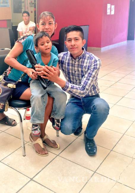$!Entregan apoyos a personas con discapacidad visual y adultos mayores de Monclova