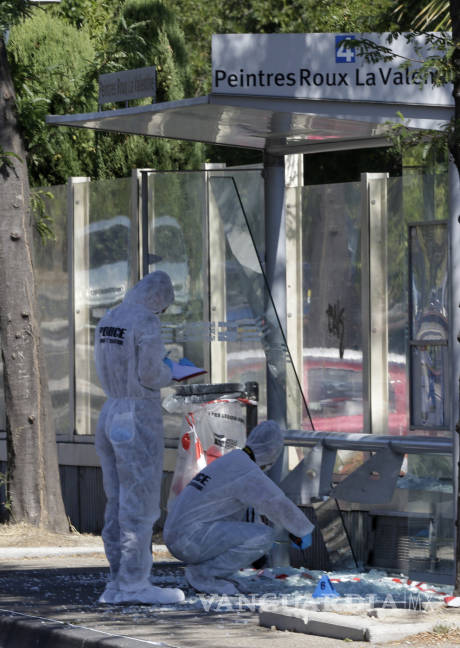 $!Vehículo embiste dos paradas de camión en Marsella y mata a una mujer