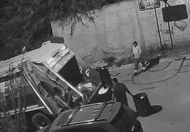 Cámaras de vigilancia captan a un empleado municipal realizando grafiti mientras el resto del personal recolecta basura. Cámaras de vigilancia captan a un empleado municipal realizando grafiti mientras el resto del personal recolecta basura.