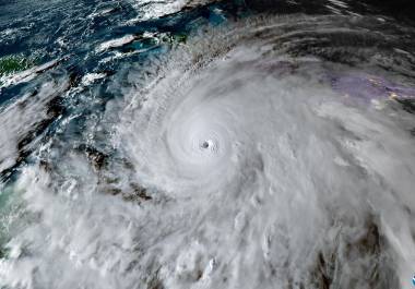 El potente huracán ‘Melissa’ categoría 5 tocó este martes tierra en Jamaica con vientos máximos sostenidos cercanos a 295 kilómetros por hora. El potente huracán ‘Melissa’ categoría 5 tocó este martes tierra en Jamaica con vientos máximos sostenidos cercanos a 295 kilómetros por hora.