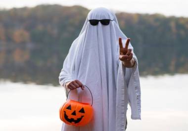 Disfraces improvisados con ropa cotidiana pueden ser igual de llamativos que los comprados. Disfraces improvisados con ropa cotidiana pueden ser igual de llamativos que los comprados.