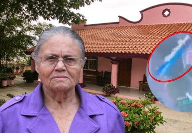 El video difundido en redes muestra el dron sobrevolando la “Casa Rosa” en Badiraguato, Sinaloa, residencia de María Consuelo Loera, madre de Joaquín “El Chapo” Guzmán, mientras se escuchan instrucciones de los presuntos atacantes. El video difundido en redes muestra el dron sobrevolando la “Casa Rosa” en Badiraguato, Sinaloa, residencia de María Consuelo Loera, madre de Joaquín “El Chapo” Guzmán, mientras se escuchan instrucciones de los presuntos atacantes.