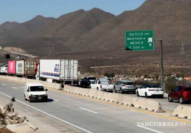 Autoridades de Nuevo León investigan el asalto ocurrido en la carretera, donde los asaltantes despojaron a los viajeros de sus vehículos.