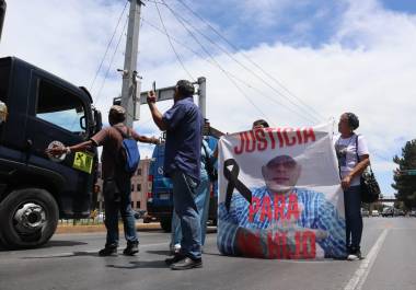 Cierran el V. Carranza de Saltillo; familiares exigen justicia por muerte de jóvenes