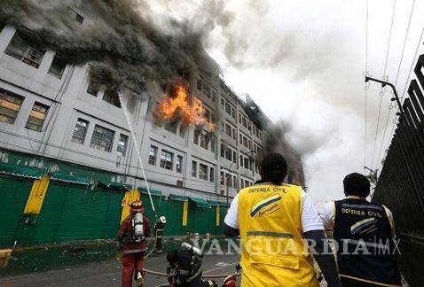 $!Evacuan hospital de Lima, tras incendio de almacén