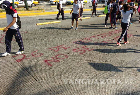 $!Acapulco: Saquean caminones durante la marcha por los 43 desaparecidos
