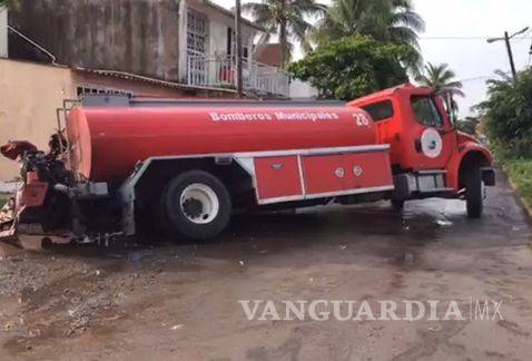 $!Socavón en Veracruz se 'tragó' un camión de bomberos