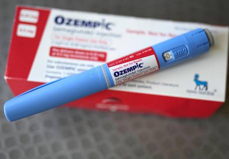 Los reguladores de medicamentos en Europa no han encontrado evidencia de que losr la diabetes y para bajar de peso como Ozempic y Wegovy estén relacionados con un mayor riesgo de pensamientos suicidas.