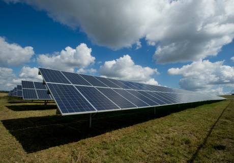 La energía solar se ha convertido en una opción atractiva para hogares y empresas.