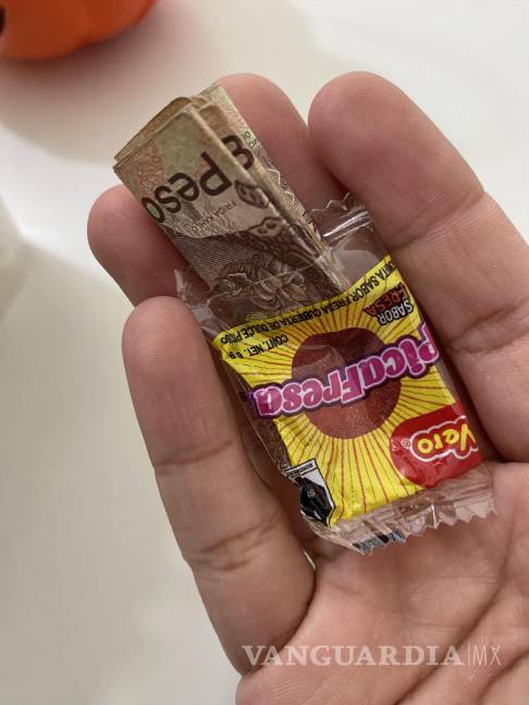 $!¿Willy Wonka? Esconde ramosarizpense ‘picafresa ganadora’ con 500 pesos entre dulces de Halloween