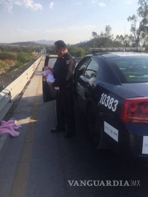 $!Encuentran a bebé abandonada sobre autopista México–Querétaro