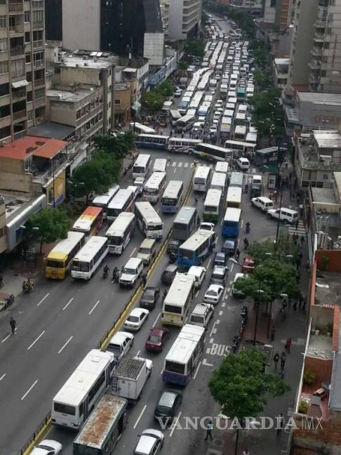 $!Fuerte protesta de transportistas contra Nicolás Maduro paraliza Caracas