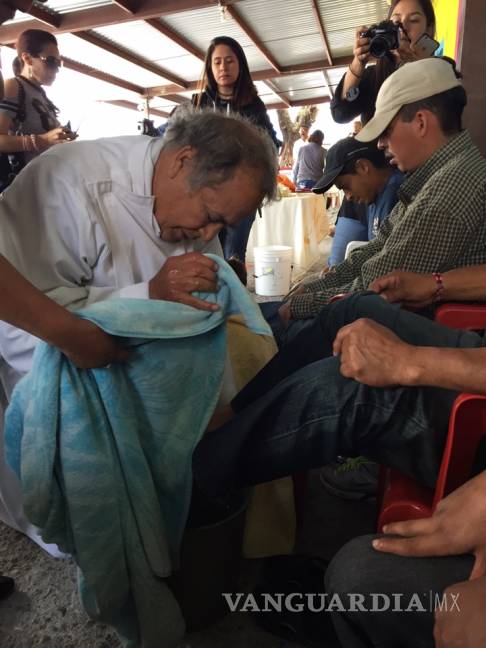 $!Voluntarios apoyan en lavatorio de pies en la Casa del Migrante de Saltillo