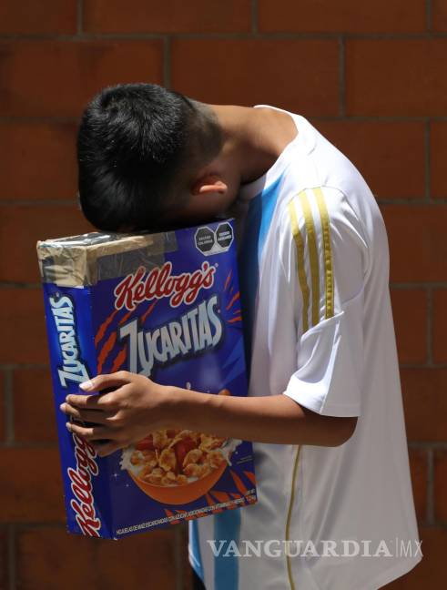 $!Una niño utiliza una caja de cartón como filtro para observar un eclipse solar este lunes, en la Ciudad de México (México).