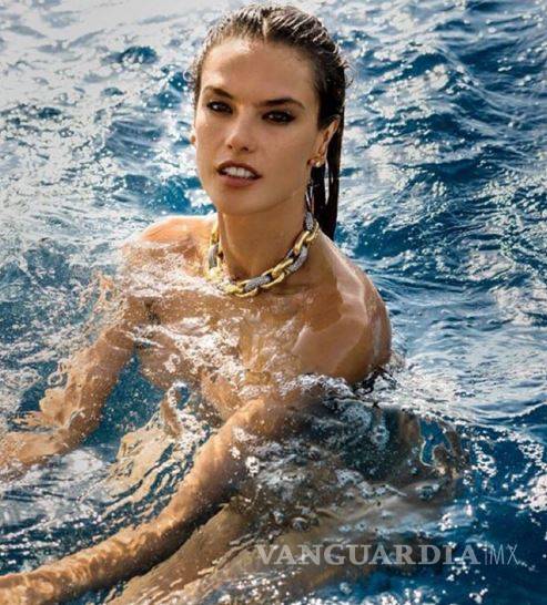 $!Alessandra Ambrosio posa desnuda como la empresaria más sexy del 2015