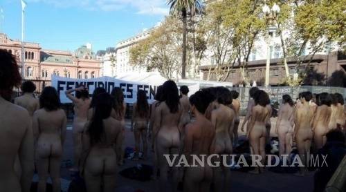 $!Desnudas, mujeres protestan contra feminicidios en Argentina