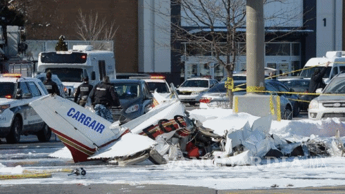 $!Dos aviones chocan contra centro comercial en Canadá
