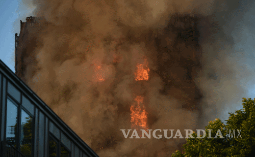 $!Padres desesperados tiraron a hijos del rascacielos en llamas en Londres