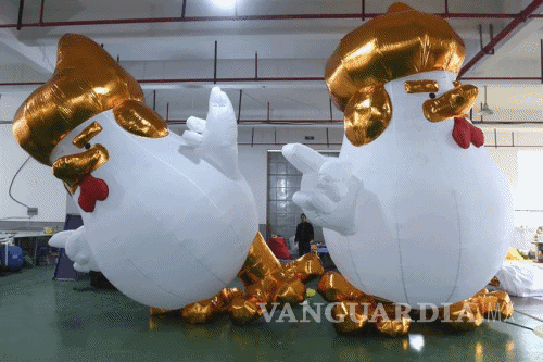 $!China se prepara para Año del Gallo con pollos inflables inspirados en Trump