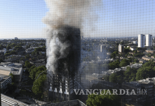 $!Padres desesperados tiraron a hijos del rascacielos en llamas en Londres