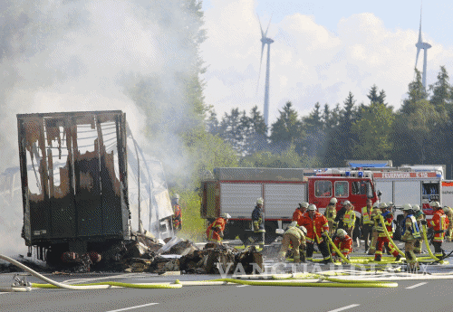 $!Choque de camión y autobús deja 18 muertos en Alemania