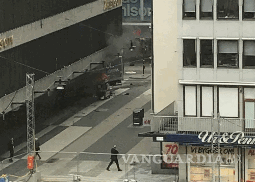$!Camión atropella a varias personas en el centro de Estocolmo; hay 2 muertos