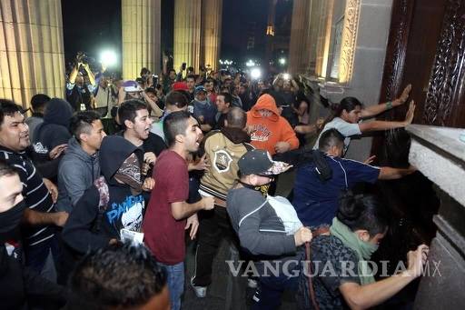 $!Vandalizan manifestantes Palacio de Gobierno de Nuevo León