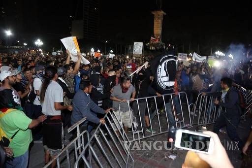$!Vandalizan manifestantes Palacio de Gobierno de Nuevo León