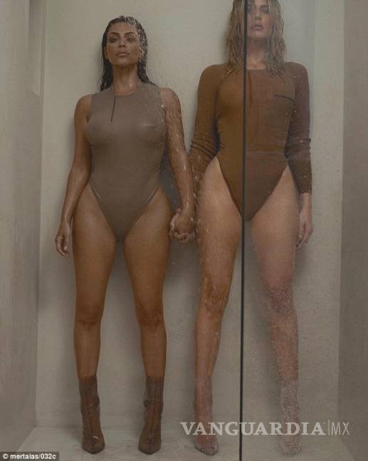 $!Kim Kardashian y su hermana Khloe presumen sus traseros en la arena
