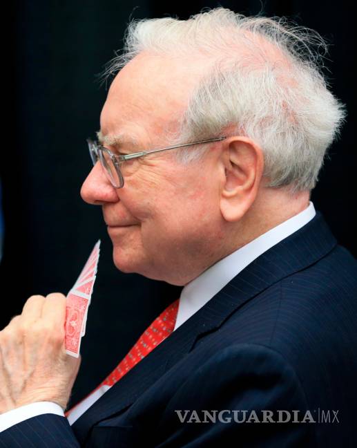 $!Buffett gana dinero más rápido de lo que puede invertirlo