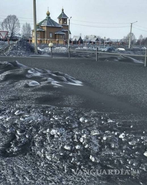 $!Cayó nieve negra y tóxica en Rusia